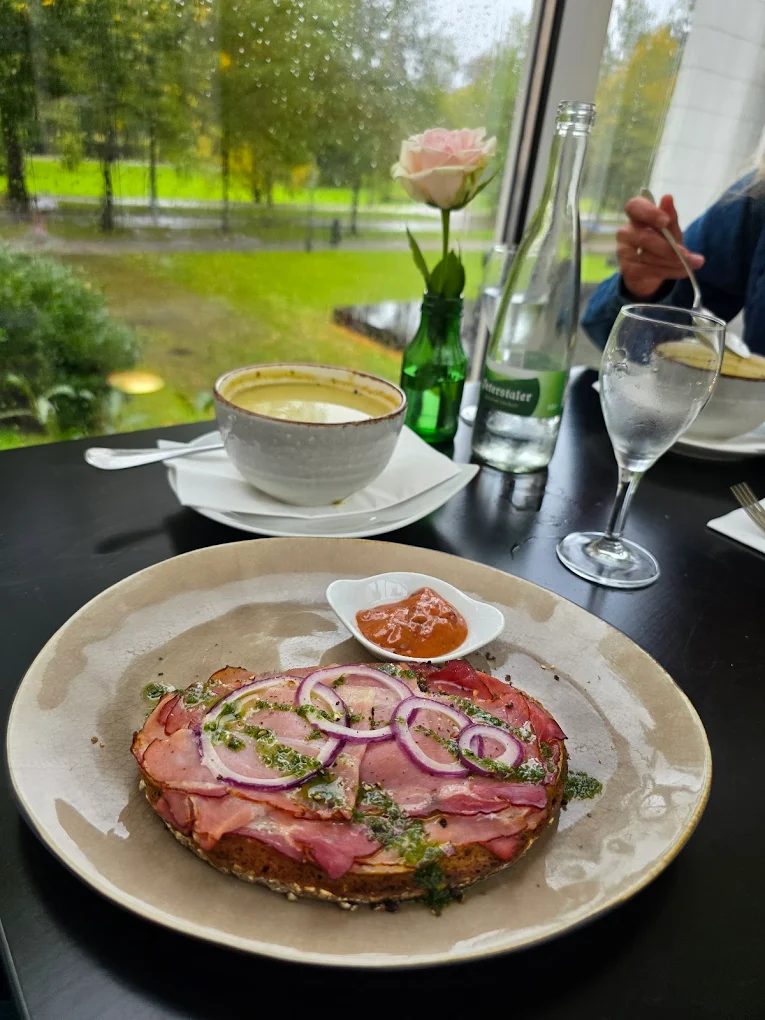 Belegtes Brot am Fensterplatz mit Parkblick