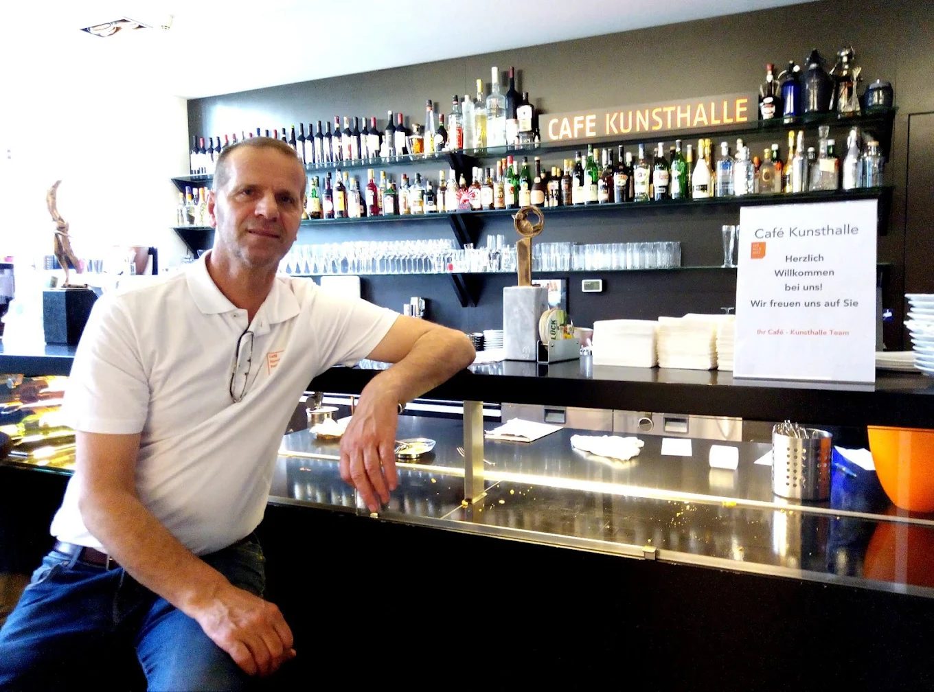Die Gastgeber an der Bar des Café Kunsthalle