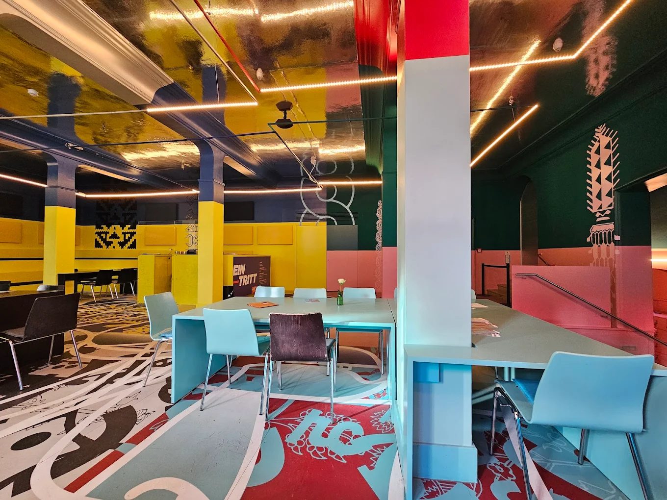 Die farbenfrohe Eventfläche des Café Kunsthalle