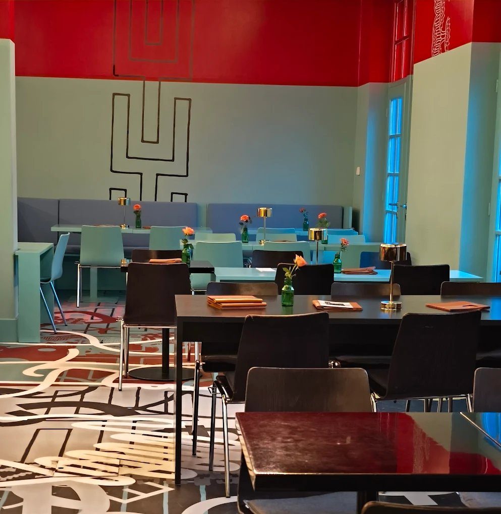 Der kunstvoll gestaltete Innenraum des Café Kunsthalle