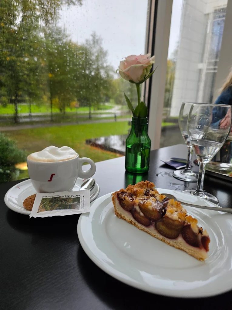 Cappuccino und Kuchen mit Blick auf die Lichtentaler Allee