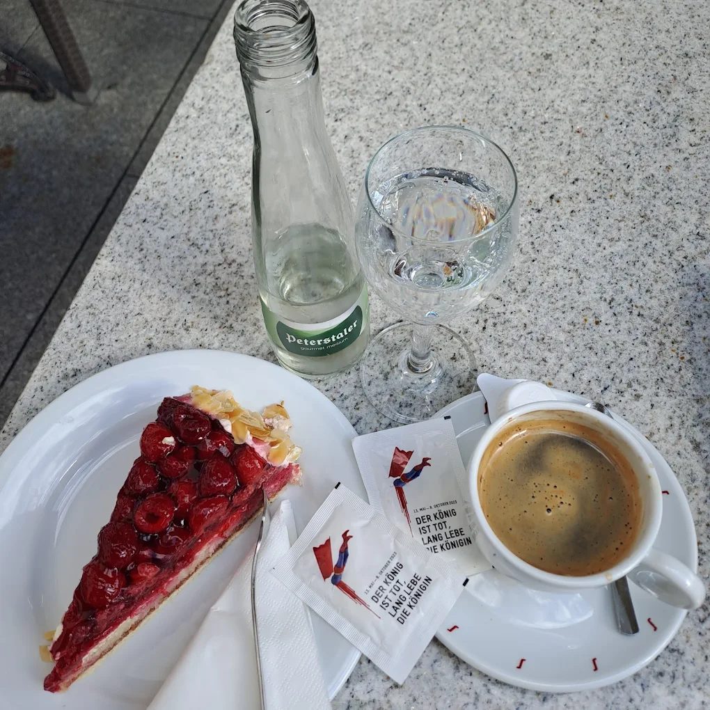 Hausgemachter Himbeerkuchen und Kaffee auf der Terrasse