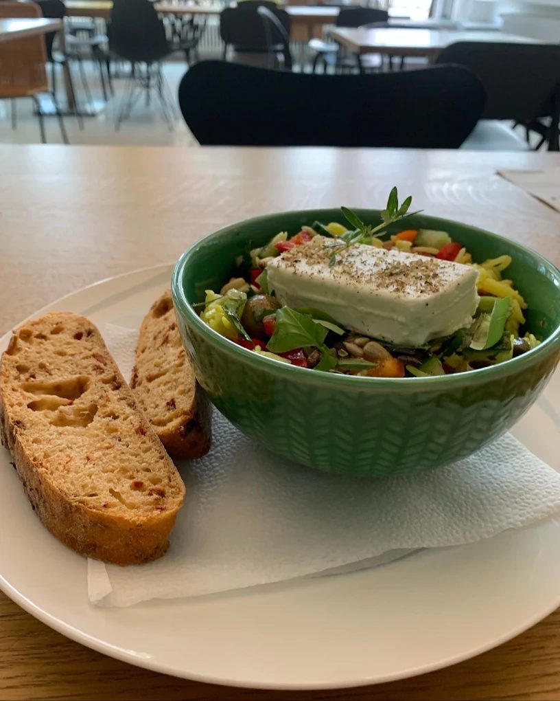Frische Salatbowl mit Feta und hausgebackenem Brot