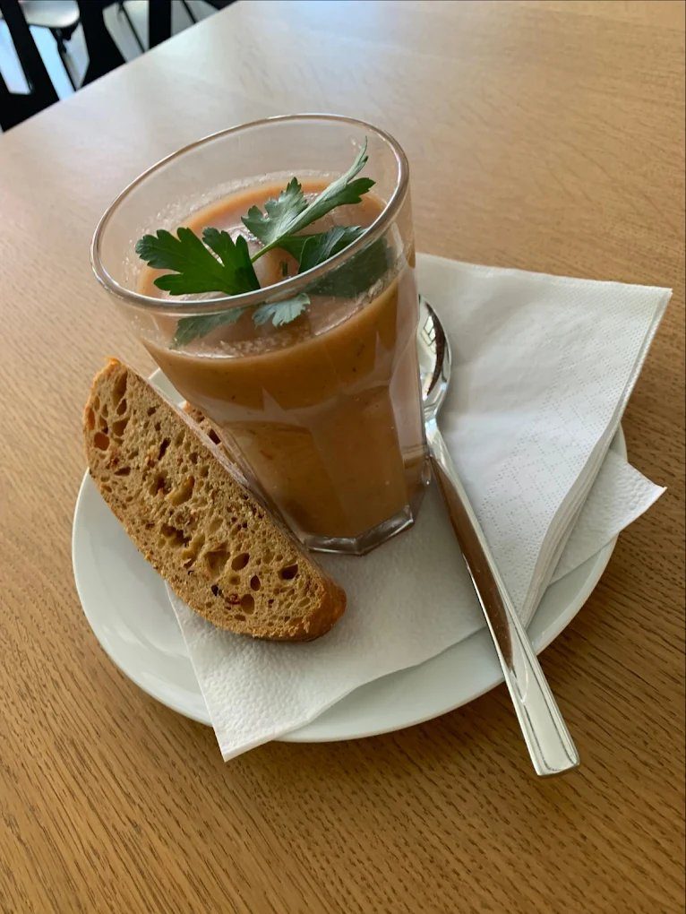 Tagessuppe mit Brot