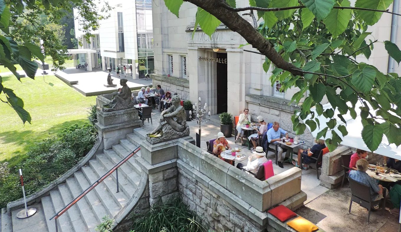 Die Terrasse des Café Kunsthalle über der Lichtentaler Allee in Baden-Baden